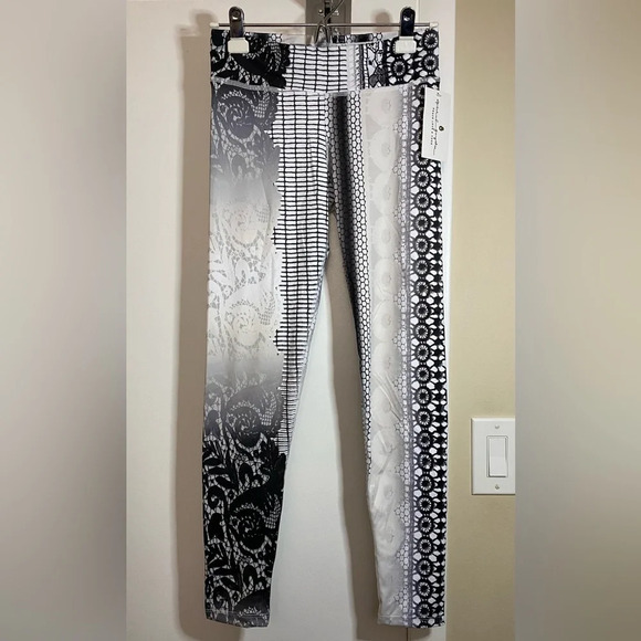 NWT Spiritual Gangster Lace & Snake Print in Black & White Leggings Size XS/S - Picture 1 of 7